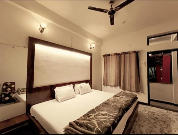 Hotel Malhotra Palace Ujjain Extérieur photo